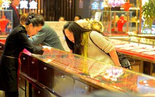 Tiệm vàng có tiếng liên tục giảm giá sập sàn, bán vàng rẻ hơn thị trường đến 1,1 tỷ đồng/kg: Công an lập tức vào cuộc điều tra