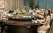 Họp lớp được hỏi lương, tôi định nói 10 triệu đồng thì vợ trả lời thay: “90 triệu/tháng”, về nhà nhận được tin nhắn từ cảnh sát mà “điếng người”