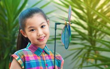 Liệu trẻ em ăn mặc đẹp có may mắn hơn không? Đừng để "hiệu ứng hào quang" đánh lừa!