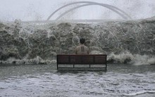 Bức ảnh khó hiểu trong siêu bão Ragasa