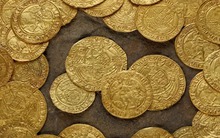 Đào đất làm vườn, 2 vợ chồng phát hiện kho báu chứa đầy vàng, chuẩn bị đem bán với giá hơn 8 tỷ đồng