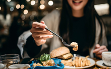 Ăn tối sau 8 giờ có hại không?