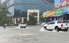 Mưa trắng trời, đường phố biến thành sông trước khi bão số 10 Bualoi giật cấp 15 đổ bộ