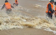 NÓNG: Đang giải cứu 10 ngư dân trên tàu cá ở TP HCM gặp nạn trong bão số 10 Bualoi