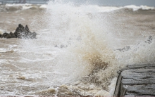 Cận cảnh sóng lớn uy hiếp bờ biển Nghệ An, Hà Tĩnh trước giờ bão Bualoi đổ bộ