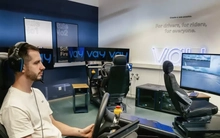 Lái xe taxi… từ xa