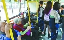 Không nhường chỗ trên xe bus, cậu bé 14 tuổi bị bà bầu chỉ tay mắng thẳng vào mặt, người mẹ đáp trả 1 câu khiến tất cả sững sờ