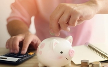 Nên ưu tiên tiết kiệm hay trả hết nợ?