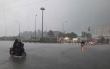 Bầu trời TP HCM tối sầm, mưa lớn trút xuống nhiều nơi