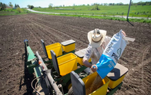 Đặt 6,5 triệu tấn hàng rồi 'quay xe', quốc gia BRICS ra đòn trực diện, khiến cả một ngành của Mỹ 'như ngồi trên đống lửa' vì không biết bán cho ai