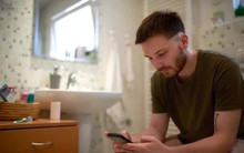 Cảnh báo cho những ai đang dùng điện thoại kiểu này: Bệnh tật "bủa vây" nếu không bỏ sớm