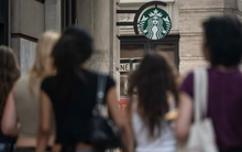 Từng có thời kỳ 2 cửa hàng nằm đối diện nhau trên một con phố, Starbucks nay phải đóng hàng trăm địa điểm: Khó khăn bủa vây ông lớn ngành cà phê