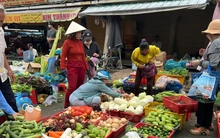 Giá rau củ 'tăng cấp' theo mưa bão