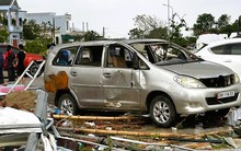 Ô tô bị thổi bay, sập mố cầu ở Thanh Hóa trong bão số 10