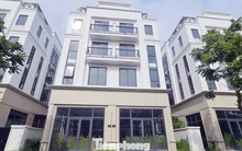 Chủ đầu tư 'đau đầu' với khu biệt thự, liền kề triệu đô bỏ hoang, cỏ dại mọc um tùm giữa Thủ đô