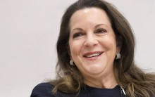 Không được thăng chức, người phụ nữ vay 2,3 tỷ USD mua lại công ty, sa thải sếp cũ