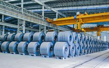 Cổ phiếu thép đồng loạt “xanh, tím”, điều gì đang diễn ra?