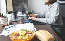 Lối sống vội trong cả bữa ăn, giấc ngủ đang bào mòn sức khỏe người trẻ