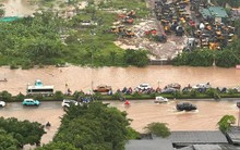 Hà Nội ngập nhiều tuyến đường, ùn tắc kéo dài do ảnh hưởng bão số 10 Bualoi, dân công sở chật vật di chuyển