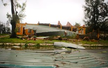 Bão BuaLoi tạo ra 3 ‘kỷ lục dị thường’ khiến người dân khiếp sợ: Nhà bê tông 2 tầng kiên cố cũng bị "vò nát"