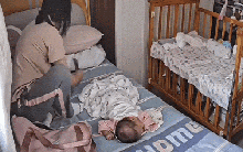 Ngày cuối cùng làm việc, cô bảo mẫu đặt phong bao lì xì dưới gối cho người mẹ mới sinh: "Bé hơi quấy nhưng em đừng lo lắng quá nhé!"