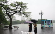 Nước hồ Gươm tràn bờ, nhiều tuyến phố cổ ngập sâu