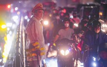 23h đêm, đường Hà Nội vẫn ken đặc xe, nhiều người cuốc bộ 6 tiếng về nhà