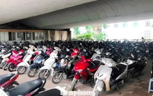 Cận cảnh các gầm cầu Hà Nội 'phủ kín' bãi ô tô, xe máy