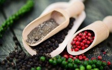 Giá hồ tiêu hôm nay bất ngờ điều chỉnh giảm