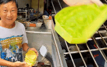 Tiệm bánh dừa "chú Phát" 4 thập kỷ luôn đông nghịt khách: Món quà tuổi thơ ngon nức tiếng của người Sài Gòn