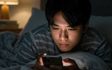 Bấm điện thoại khi nằm hay trong tối hại hơn?