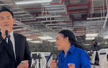 Thiếu uý được ca sĩ Phương Thanh nhường luôn sân khấu sau pha cất giọng: Sao bảo ông trời không cho ai tất cả?