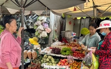 Thị trường rằm tháng Bảy: Trăm người bán, vài người mua