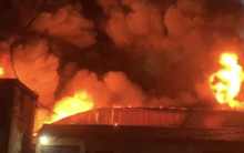 Cháy lớn tại khu xưởng sản xuất ô dù rộng hàng trăm m2