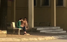 Bức ảnh chụp tại góc sân trường ngày nhập học khiến nhiều người cay mắt