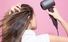 Sau khi gội đầu xong để khô tự nhiên hay sấy tóc? Câu trả lời khiến nhiều người phải thay đổi thói quen