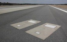 Bí ẩn về hai ngôi mộ nằm trơ trọi giữa đường băng sân bay quốc tế của Hoa Kỳ