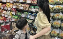 Ngày xưa cầm 20.000 đồng ra chợ còn phải trả giá, giờ tụi con nít chỉ bấm một cái là tiền đã bay