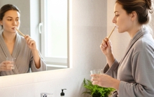 Nên đánh răng trước hay sau khi ăn sáng?