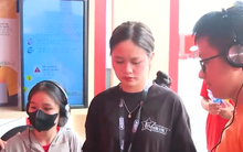 Người dân được đeo tai phone, lắng nghe cuộc gọi lừa đảo tại Triển lãm thành tựu đất nước