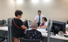 Mẹ chồng yêu cầu chuyển khoản 900 triệu đồng cho con dâu, nhân viên ngân hàng đồng ý nhưng 10 phút sau công an đến đưa khách đi