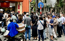 Đúng 1/1/2026, nhiều nơi tại trung tâm Hà Nội đông nghịt người xếp hàng, chuyện gì đây?