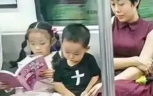 2 gia đình có 2 con trên tàu điện ngầm: Khoảng cách không nằm ở tiền bạc, mà ở cách dạy con