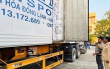 CSGT bất ngờ phát hiện "bí mật" về lô hàng 10 tấn trên xe đầu kéo