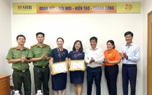 Khách hàng chuẩn bị tất toán sổ tiết kiệm hơn 1 tỷ đồng, 2 nhân viên SHB cùng ngăn lại và được công an trao bằng khen