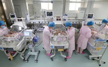 Đẻ con được tặng nhà: Trung Quốc "treo thưởng kép" giữa khủng hoảng dân số và địa ốc