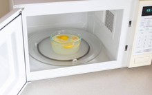 90% người chưa biết bí quyết làm sạch lò vi sóng chỉ với 1 trái chanh