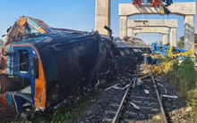 Thái Lan: Cần cẩu đổ sập xuống đoàn tàu đang chạy, ít nhất 22 người thiệt mạng