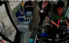 Tài xế xe buýt nghi đột quỵ trên vô lăng, phản ứng nhanh nhẹn của phụ xe cứu mạng toàn bộ hành khách: Khoảnh khắc cuối cùng gây xót xa