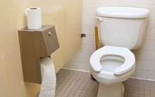 Lý do vì sao có 2 kiểu để giấy khác nhau trong các nhà vệ sinh công cộng: Sâu xa hơn nhiều người nghĩ